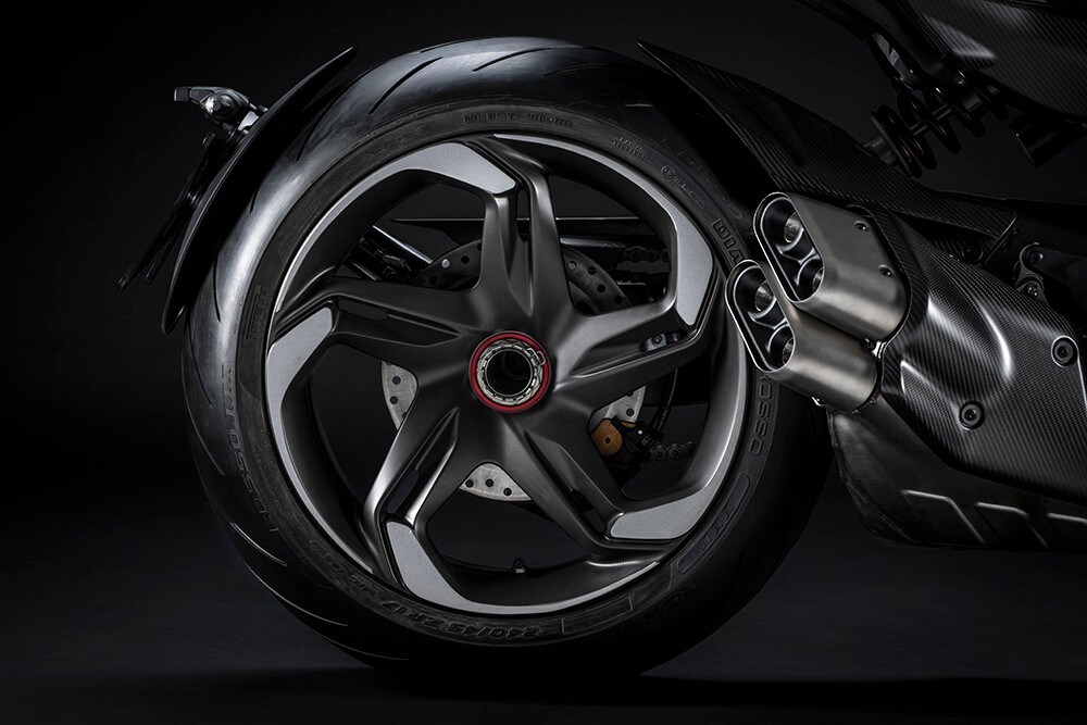 Ducati e Bentley: due serie davvero speciali per la Diavel V4
